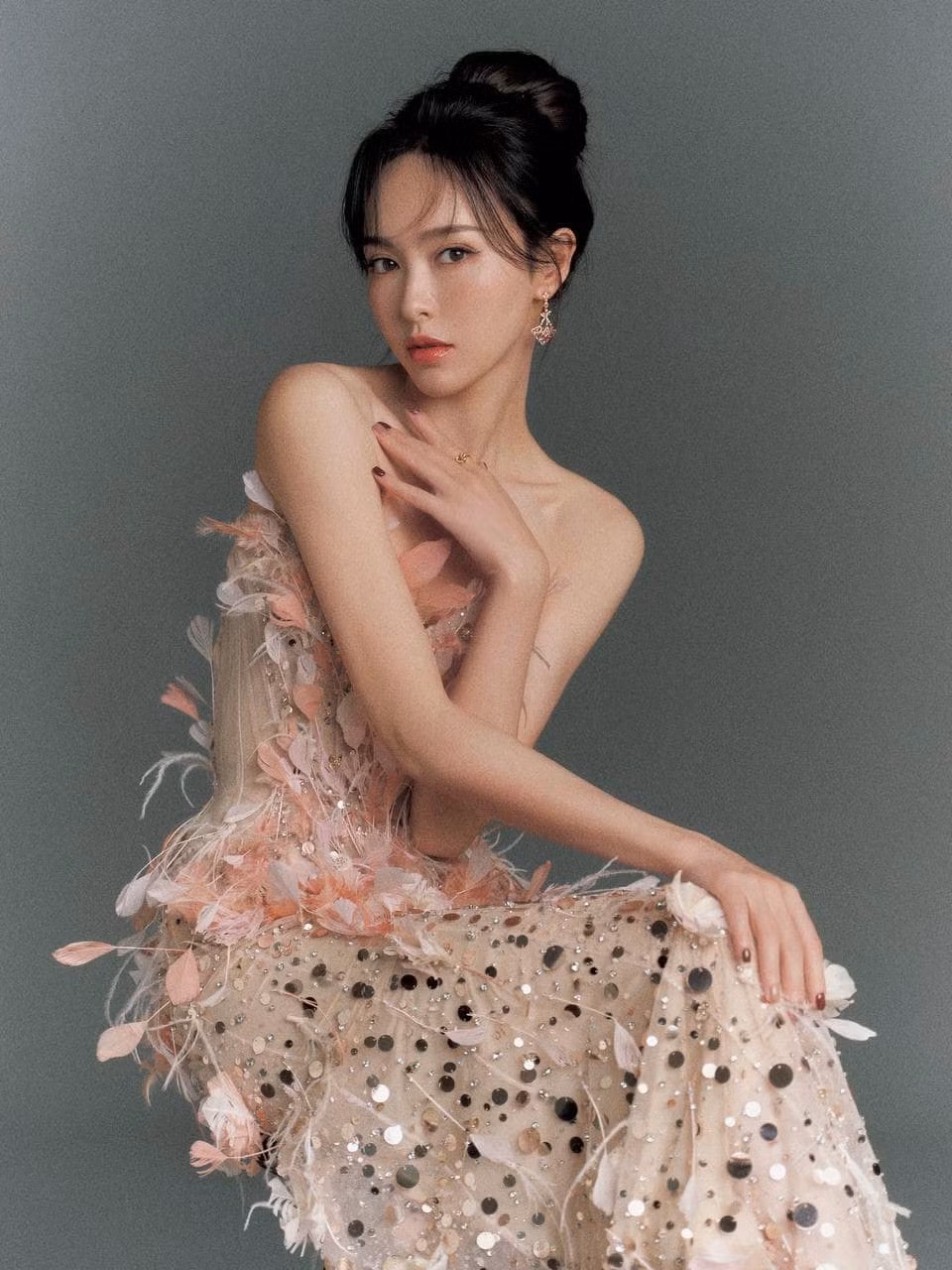Mẫu đầm của nhà mốt Hacchic Couture từng lọt mắt xanh nhiều mỹ nhân như Huyền Baby, Đường Yên, Từ Nhược Hàm... có giá hơn 3000 USD (hơn 76 triệu đồng). Mẫu đầm của nhà mốt Hacchic Couture từng lọt mắt xanh nhiều mỹ nhân như Huyền Baby, Đường Yên, Từ Nhược Hàm... có giá hơn 3000 USD (hơn 76 triệu đồng).