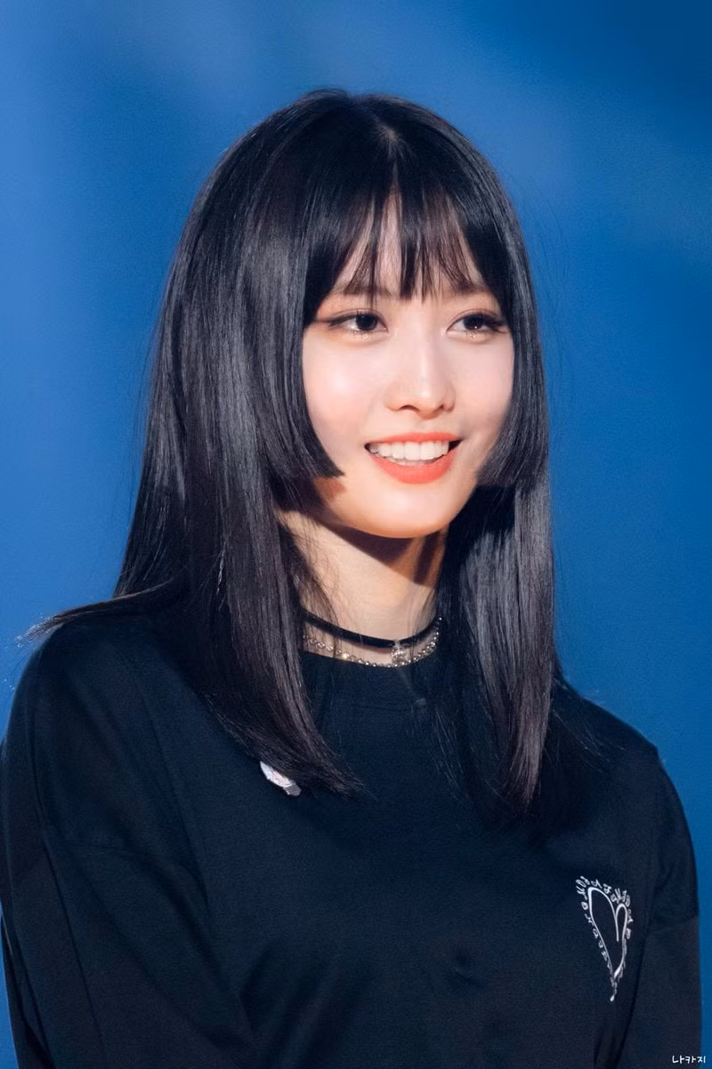 Momo TWICE nổi tiếng với công chúng nhờ kiểu tóc đặc trưng đến từ quê hương của nữ idol.