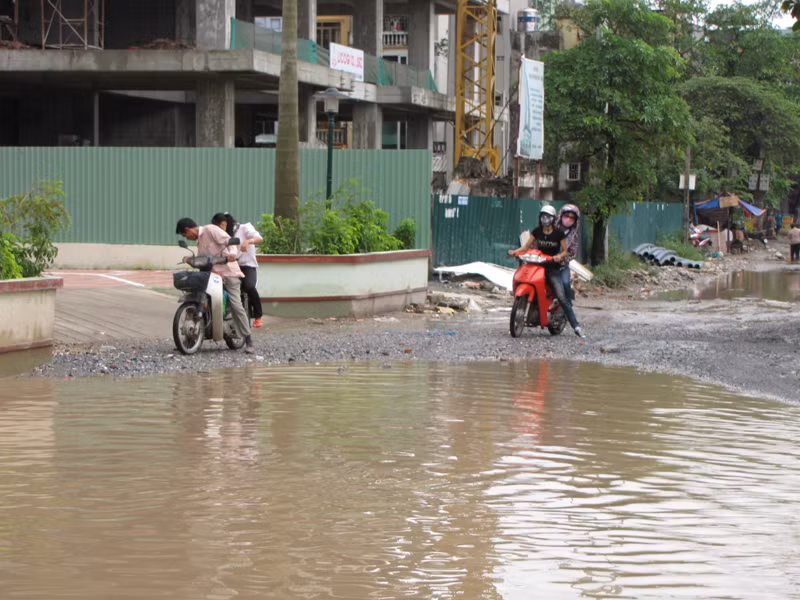 Kiểm tra xe trước khi vượt "ao". Ảnh: Trường Phong.