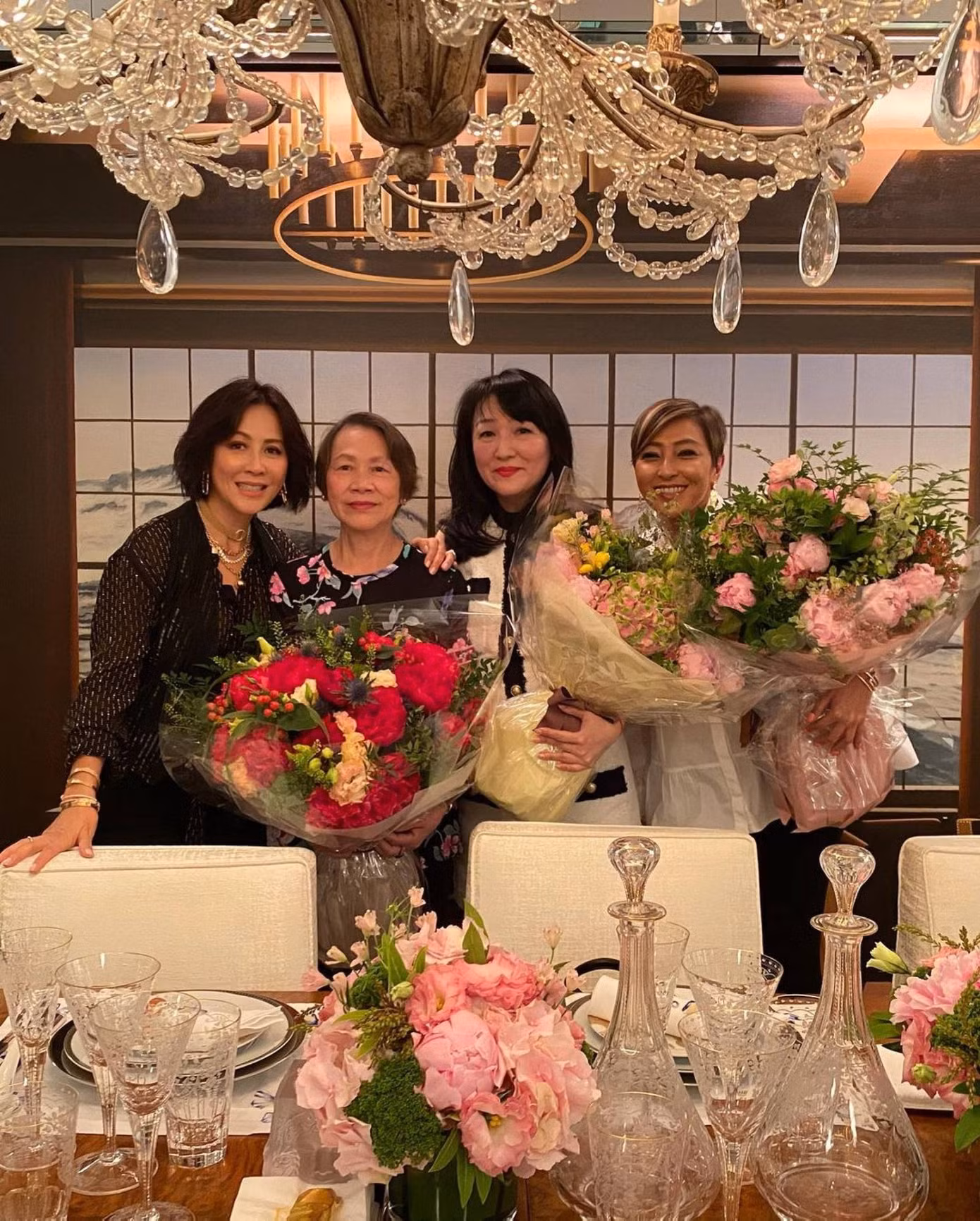 Lưu Gia Linh bên mẹ và những người thân thiết trong Ngày của Mẹ năm 2020. Ảnh: IG. Lưu Gia Linh bên mẹ và những người thân thiết trong Ngày của Mẹ năm 2020. Ảnh: IG.