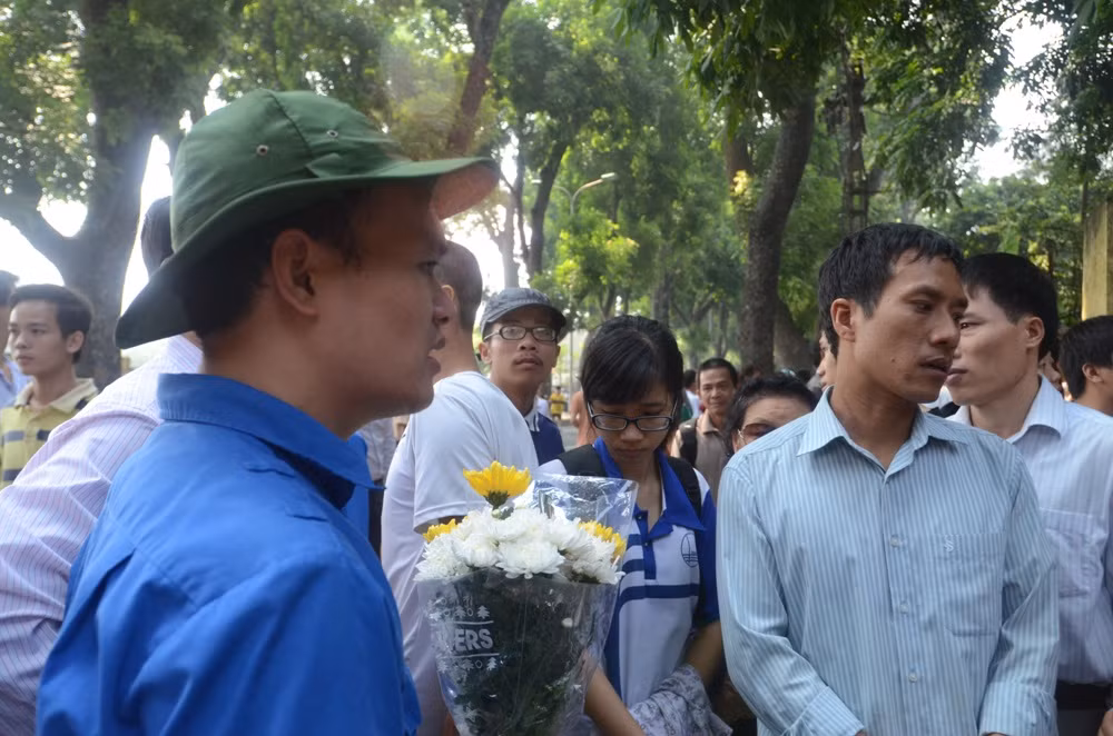 Những bạn sinh viên tình nguyện giúp mang hoa và đặt trong nhà Đại tướng