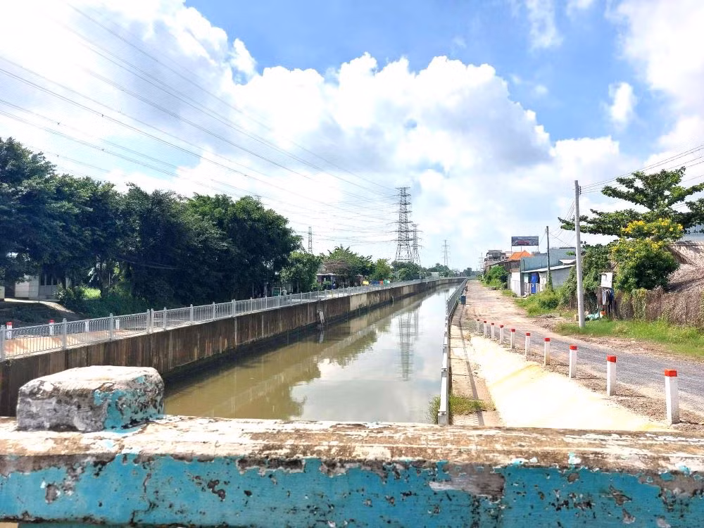 Công trình được chia làm 2 đoạn kênh chính, trong đó một đoạn dài 932,8m (đoạn còn lại dài 966m) được thiết kế bê tông cốt thép; đồng thời thay thế cầu Ông Bố trên tuyến ĐT.743 bằng cống hộp M300 đúc sẵn với bề rộng mặt cầu 24,5m, mỗi làn rộng 3,5m. Công trình được chia làm 2 đoạn kênh chính, trong đó một đoạn dài 932,8m (đoạn còn lại dài 966m) được thiết kế bê tông cốt thép; đồng thời thay thế cầu Ông Bố trên tuyến ĐT.743 bằng cống hộp M300 đúc sẵn với bề rộng mặt cầu 24,5m, mỗi làn rộng 3,5m.