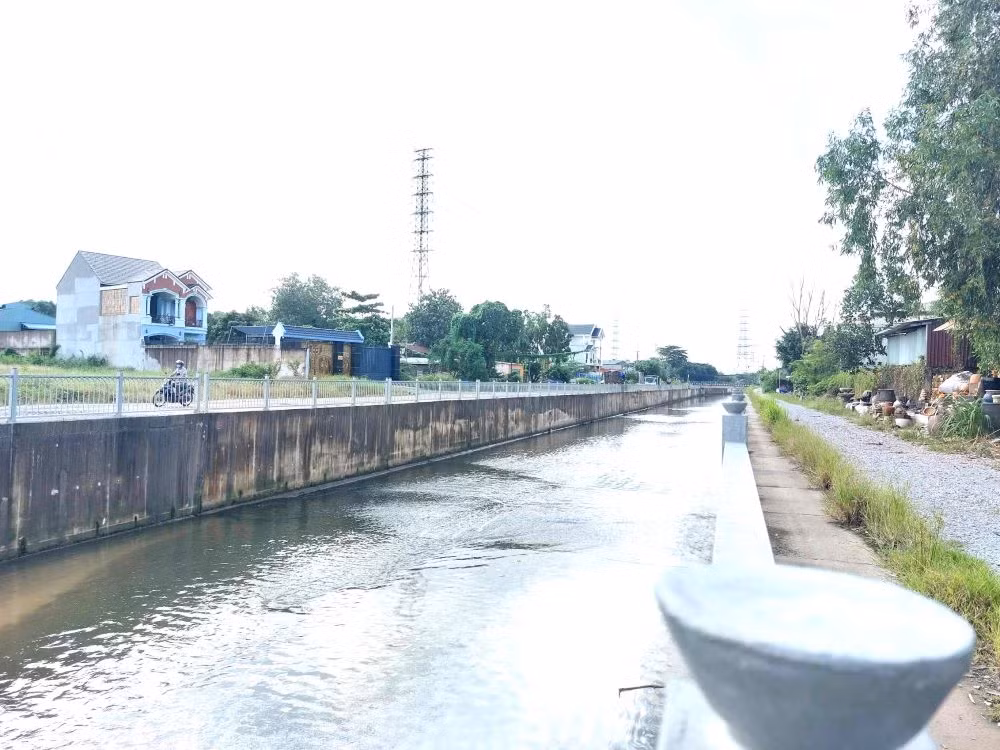 Kinh phí thực hiện dự án kênh thoát nước này nằm trong gói dự án nâng cấp, mở rộng quốc lộ 13. Dự án mở rộng quốc lộ 13 dài 12,7km (từ phường Vĩnh Phú, TP.Thuận An đến điểm đầu TP.Thủ Dầu Một) với tổng mức đầu tư gần 1.400 tỷ đồng được triển khai theo hình thức BOT (xây dựng - kinh doanh - chuyển giao). Kinh phí thực hiện dự án kênh thoát nước này nằm trong gói dự án nâng cấp, mở rộng quốc lộ 13. Dự án mở rộng quốc lộ 13 dài 12,7km (từ phường Vĩnh Phú, TP.Thuận An đến điểm đầu TP.Thủ Dầu Một) với tổng mức đầu tư gần 1.400 tỷ đồng được triển khai theo hình thức BOT (xây dựng - kinh doanh - chuyển giao).