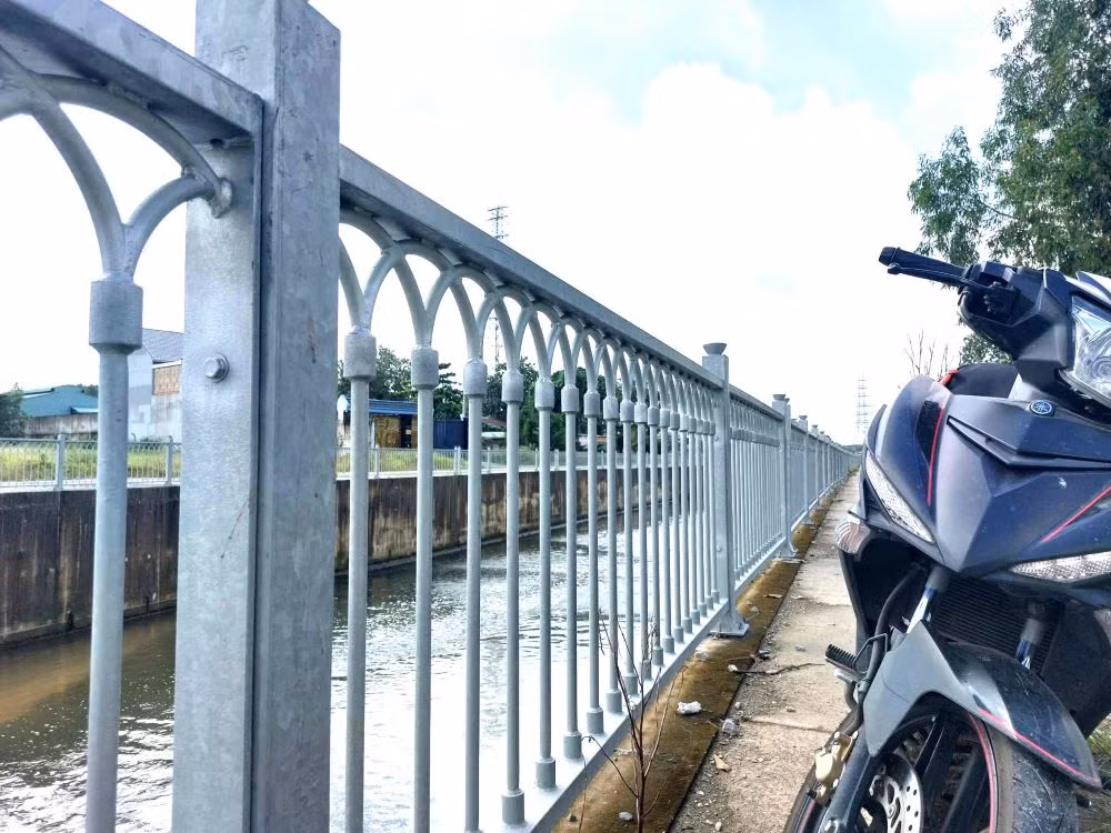 Kênh thoát nước được xây dựng rào chắn an toàn hai bên Kênh thoát nước được xây dựng rào chắn an toàn hai bên