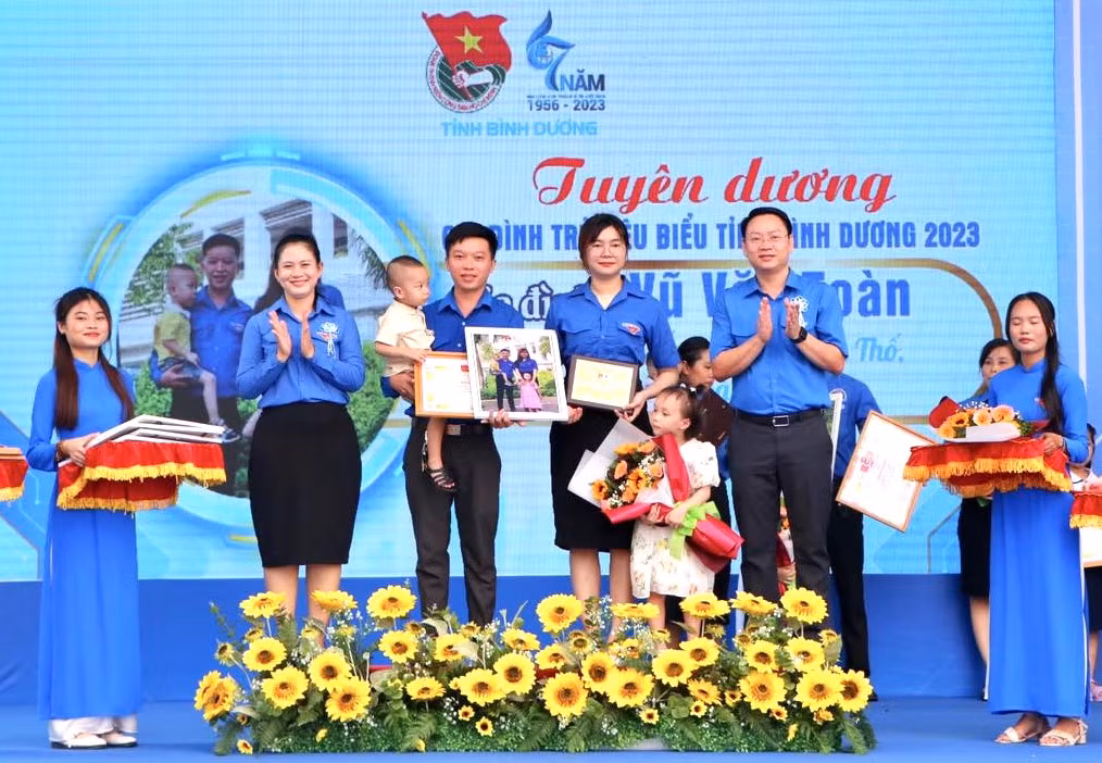 Tuyên dương "Gia đình trẻ tiêu biểu" Tuyên dương "Gia đình trẻ tiêu biểu"