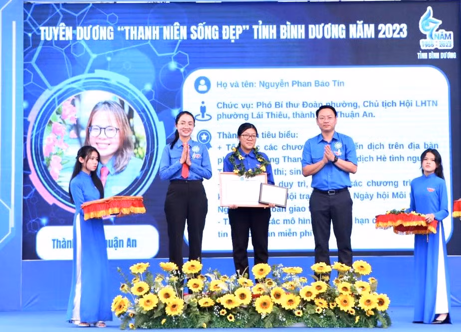 Tuyên dương "Thanh niên sống đẹp" Tuyên dương "Thanh niên sống đẹp"