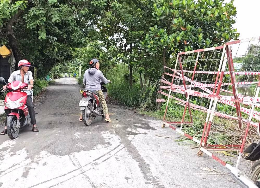 Đại diện lãnh đạo phường Vĩnh Phú cho hay, hai cây cầu sắt vừa bị nước cuốn trôi ít người qua lại, không phải là hướng đi chính của người dân trong khu vực. Cách nơi hai cây cầu bị cuốn trôi còn nhiều đường khác để người dân đi lại.