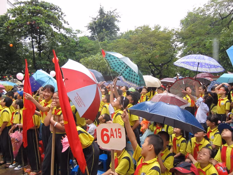 Sáng nay, trời đổ mưa trong lễ khai giảng