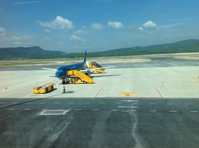 Từ sảnh chờ, hành khách có thể nhìn được toàn bộ máy bay dừng đỗ phía trong sân bay, qua vách kính