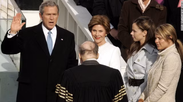 Cựu tổng thống George W. Bush (Bush con) bên cạnh vợ và con gái tuyên thệ nhậm chức vào ngày 20-1-2005. Cựu tổng thống George W. Bush (Bush con) bên cạnh vợ và con gái tuyên thệ nhậm chức vào ngày 2012005