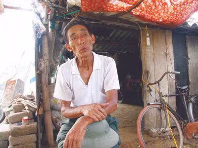 Những gia đình ở xã Kỳ Lợi (Kỳ Anh-Hà Tĩnh) phá cả nhà cửa nhường đất cho dự án của Formosa, dựng lán ở tạm tại khu tái định cư. Ảnh 1,2