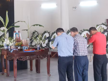Bạn bè, người thân của bố mẹ đến viếng cháu Hương tại nhà tang lễ Bệnh viện Đức Giang. Ảnh: Tuấn Nguyễn