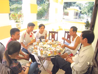 Bữa cơm tất niên của các anh em trong trạm. Ảnh: Thanh Trần