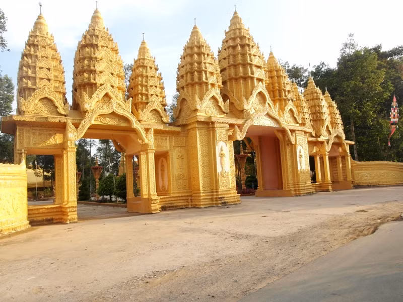  Cổng ngôi chùa Vàm Ray tại xã Hàm Giang, huyện Trà Cú, tỉnh Trà Vinh do ông Trầm Bê bỏ tiền xây dựng