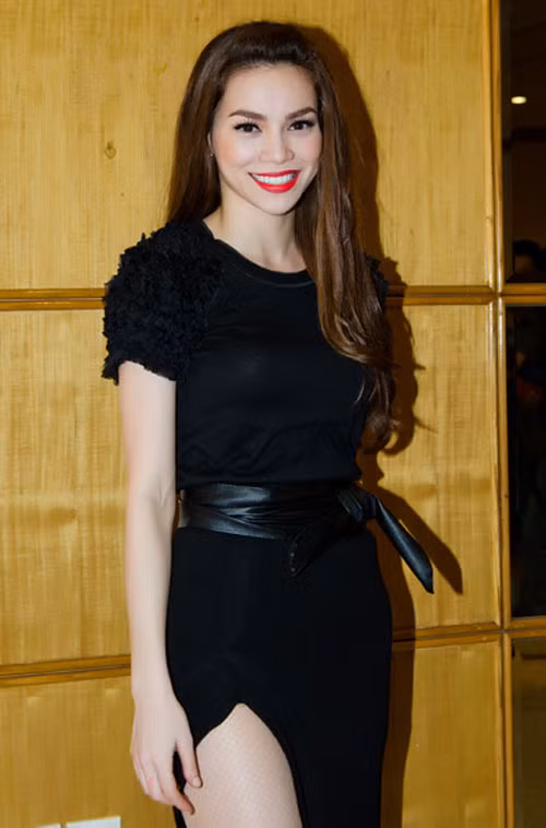 Angelina Jolie Miranda Kerr Selena Gomez Taylor Swift Phạm Băng Băng Chương Tử Di Hồ Ngọc Hà Thanh Hằng Thủy Tiên