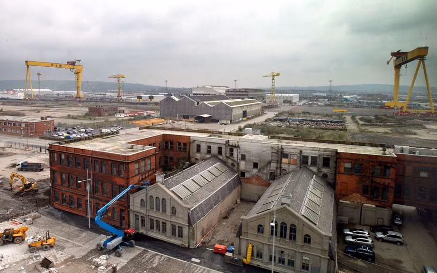 Quang cảnh xưởng đóng tàu Harland & Wolff.