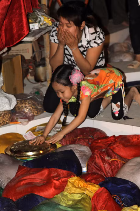 Khi bảo bình đã được đặt xuống rồi, nhiều người vẫn muốn chạm vào
