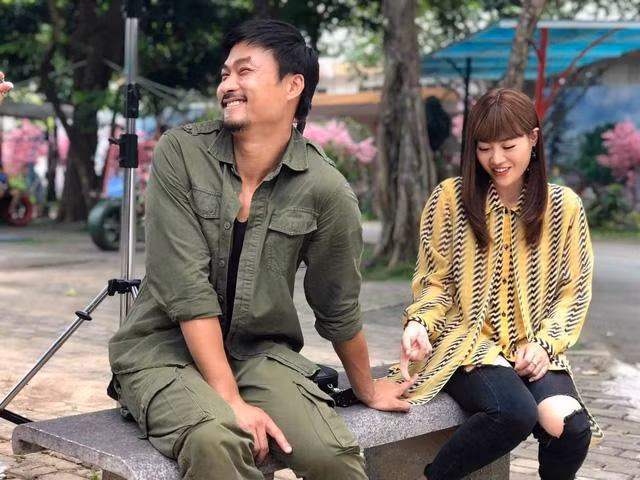 Đồng và Lệ có mối tình nhẹ nhàng, giản dị nhưng không kém phần ngọt ngào. Đồng và Lệ có mối tình nhẹ nhàng, giản dị nhưng không kém phần ngọt ngào.