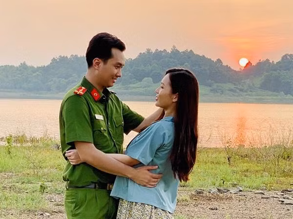 Chiến sĩ Công an Nam và cô y tá Ngọc có một mối tình đẹp nhưng cũng không ít sóng gió. Chiến sĩ Công an Nam và cô y tá Ngọc có một mối tình đẹp nhưng cũng không ít sóng gió.