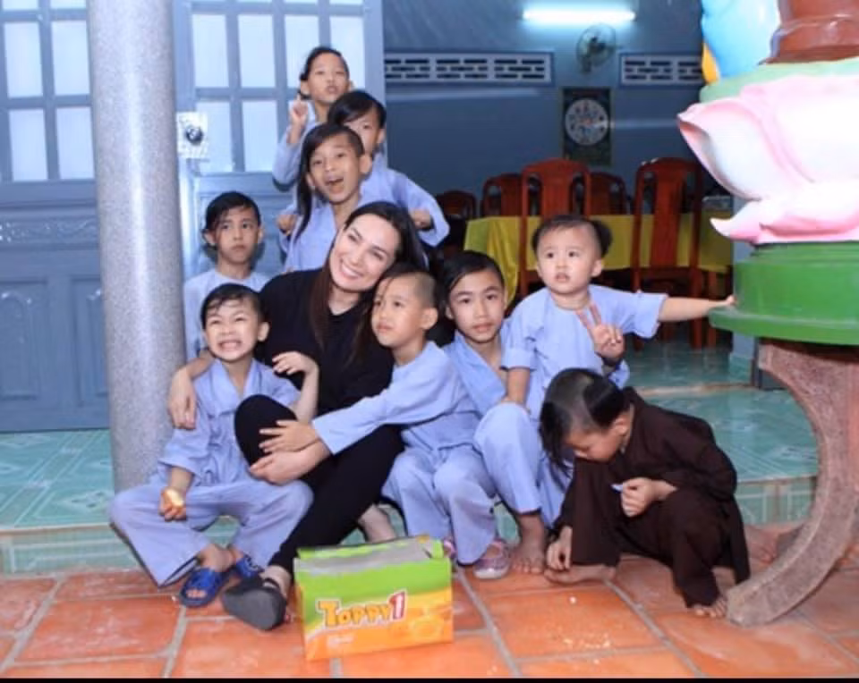Bên cạnh việc chia buồn cùng gia đình, nhiều người lo cho tương lai các con nuôi của Phi Nhung sau khi cô qua đời.