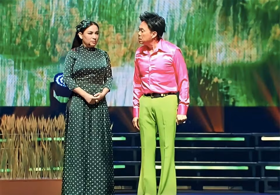 Một khán giả chia sẻ lại loạt khoảnh khắc trên cùng dòng trạng thái xúc động: “Một trời tuổi thơ của con mà bây giờ đã ra đi mãi mãi. Cầu mong cô sớm được siêu thoát về miền cực lạc cùng với chú Chí Tài cô nhé!”.