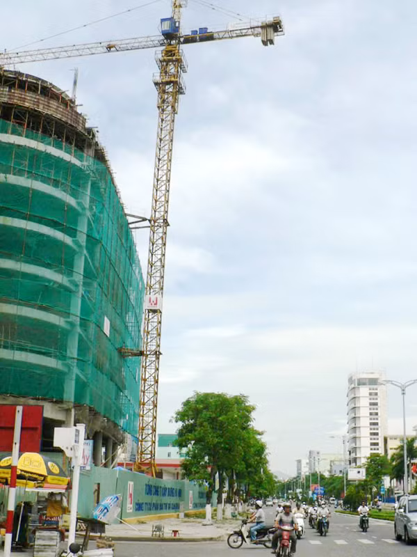 Cần cẩu tháp tại công trình Trung tâm bưu chính liên tỉnh quét gần hết một bên lòng đường Nguyễn Văn Linh (TP Đà Nẵng) do TCty XDHN thi công. Ảnh chụp sáng 21-7. Ảnh: N.H