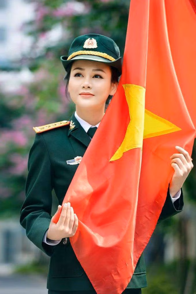 Huyền Sâm còn là một quân nhân chuyên nghiệp, mang quân hàm Đại úy. Huyền Sâm còn là một quân nhân chuyên nghiệp, mang quân hàm Đại úy.