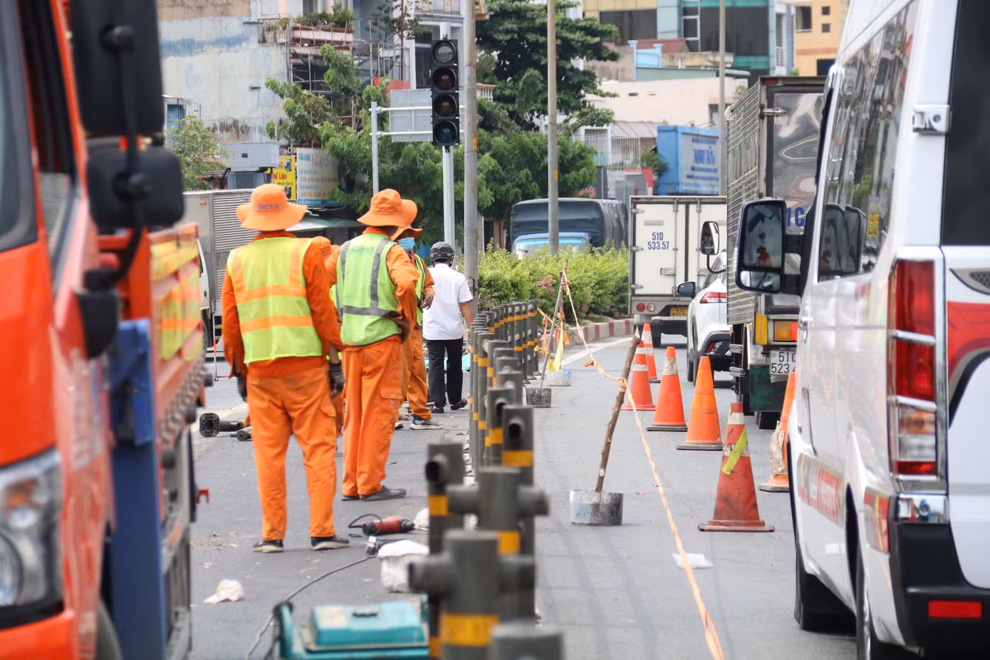Ghi nhận ngày 24-6, trên tuyến đường Cộng Hòa, đoạn từ nút giao Trường Chinh đến giao lộ Cộng Hòa – C12, khoảng 200 m dải phân cách cứng và bồn hoa đã được tháo dỡ.