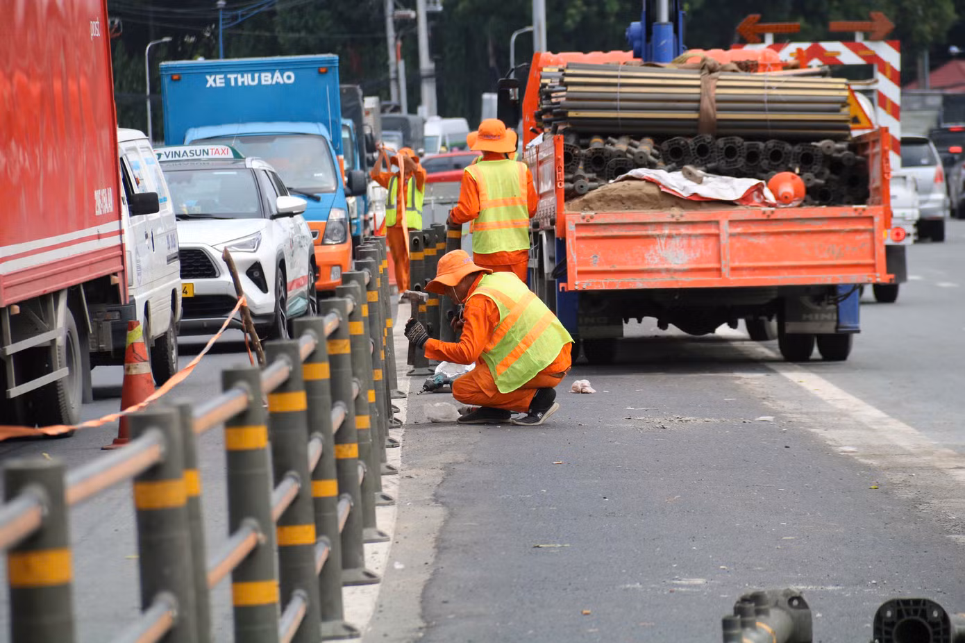 Ở khu vực giao lộ Cộng Hòa – 18E, đèn tín hiệu rẽ phải liên tục và vạch sơn phân làn đã được lắp đặt. Trạm xe buýt trên đường Cộng Hòa gần đó cũng đã được di dời để giảm xung đột giữa các dòng xe.
