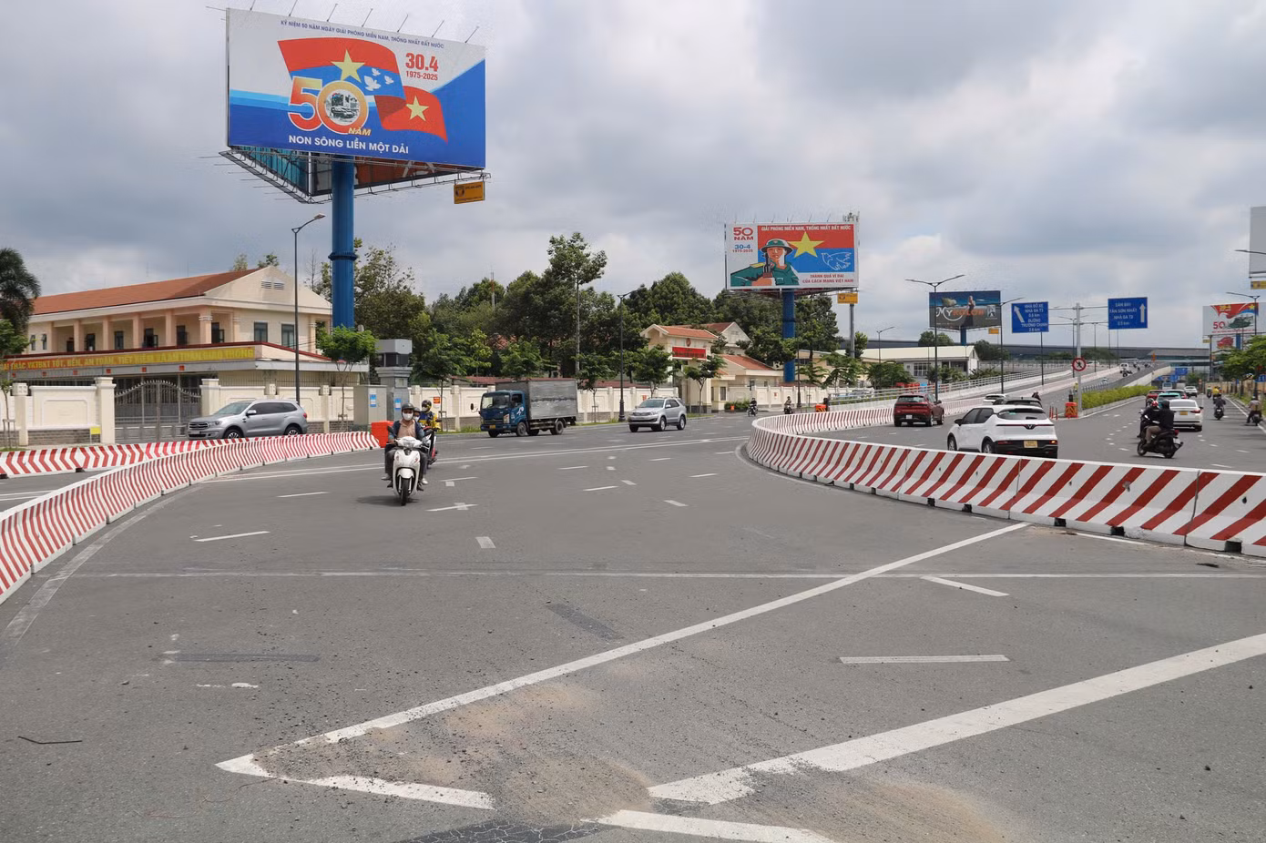 Dưới cầu vượt, đoạn giữa trụ T6 và T7 sẽ mở dải phân cách để phương tiện quay đầu về đường Phan Thúc Duyện, đồng thời ngăn dòng xe đi thẳng cắt ngang lối ra ga T3.