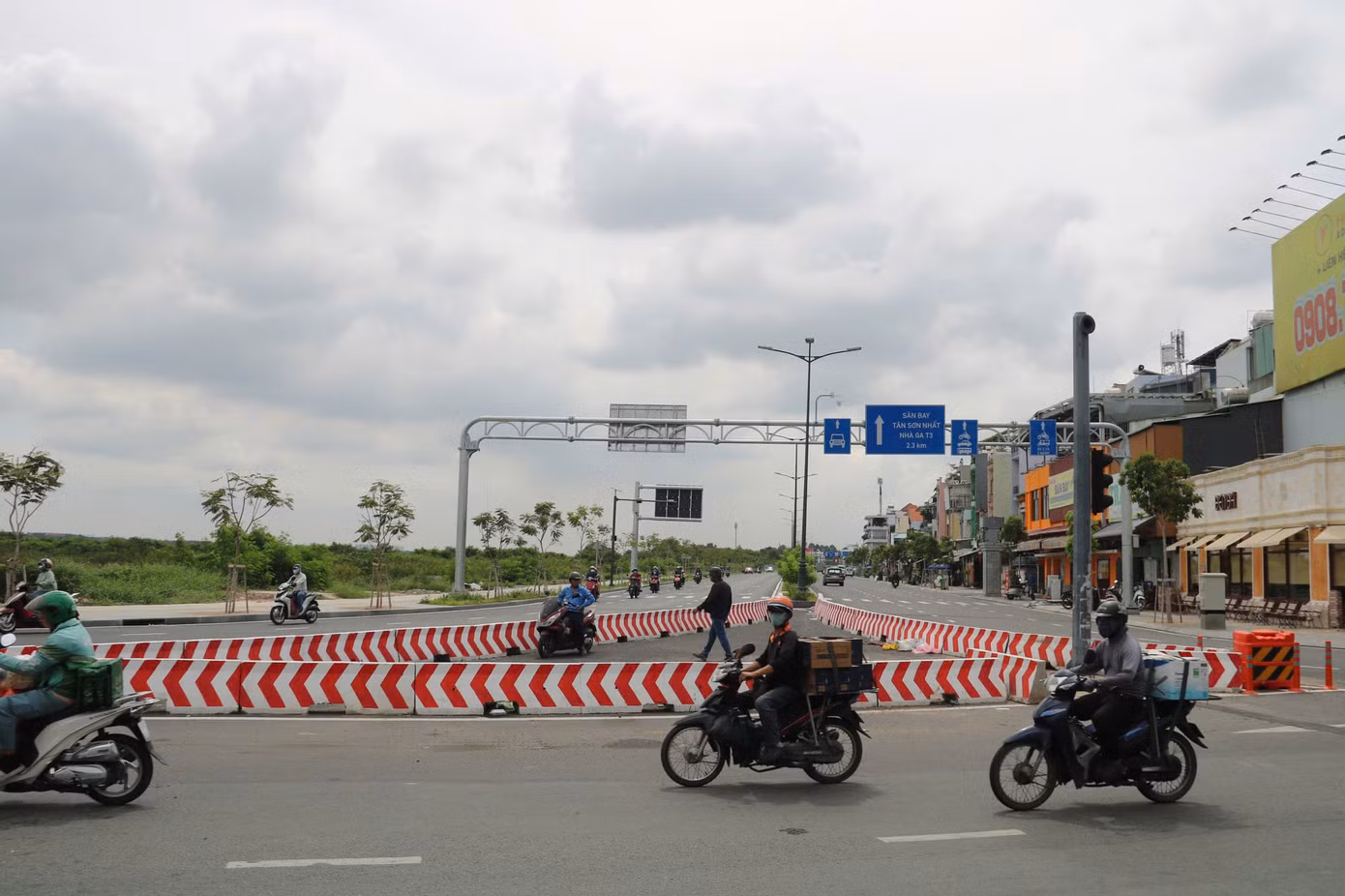 Tại giao lộ 18E – Phan Thúc Duyện, các luồng xe đã được tách biệt để giảm giao cắt. Phương tiện từ cầu vượt xuống được rẽ trái vào Phan Thúc Duyện hoặc đi thẳng vào 18E. Xe đi trên 18E chỉ được rẽ phải, muốn lên cầu vượt phải vòng lại trên đường Phan Thúc Duyện.