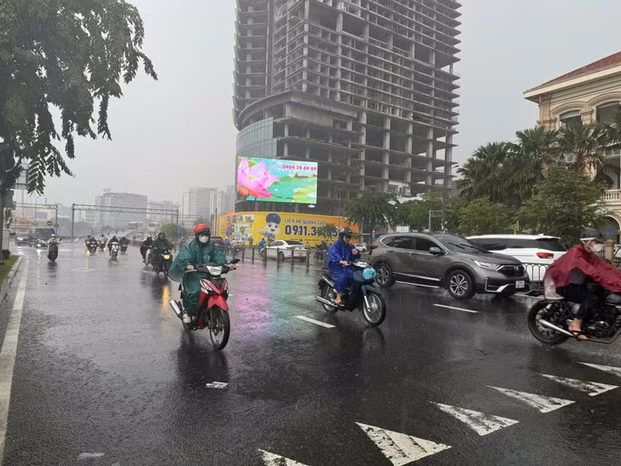 Mưa trên đường Tôn Đức Thắng, quận 1.