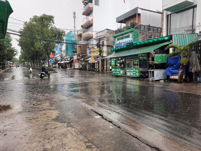 Quận 1, 5, 8, 10... mưa không quá lớn nhưng kéo dài.