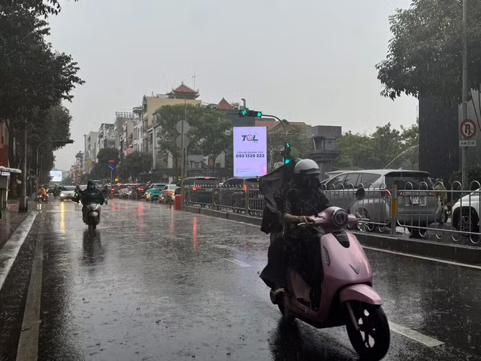 Mưa trên đường Khánh Hội, quận 4.