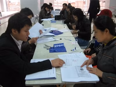 Đăng ký mua nhà dành cho người thu nhập thấp tại khu CT1 Ngô Thì Nhậm, Hà Đông, Hà Nội. Ảnh: Văn Việt.