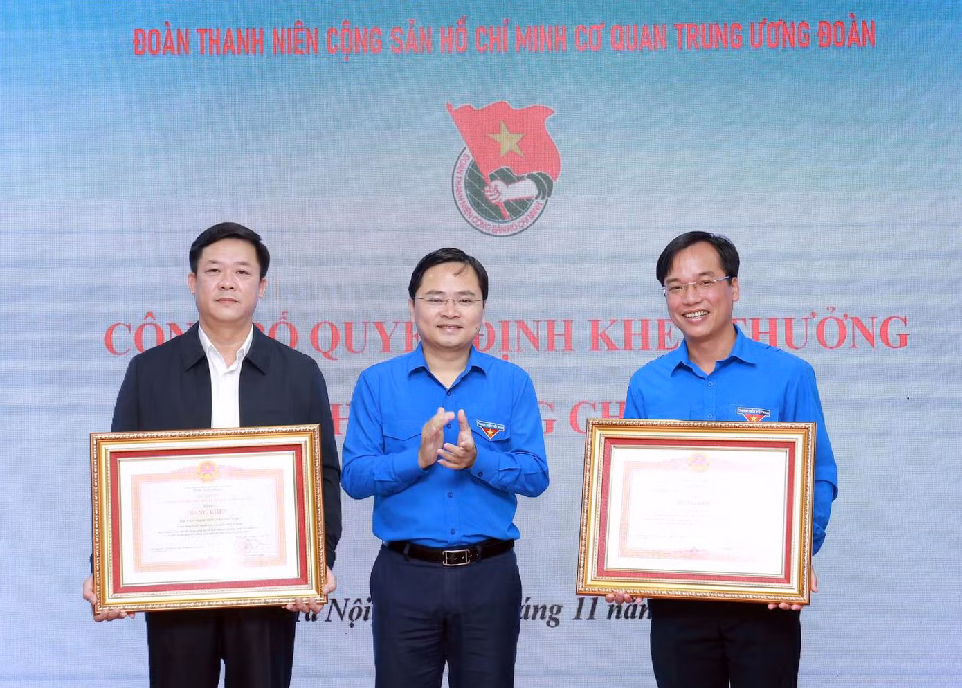 Anh Nguyễn Anh Tuấn trao Bằng khen của Thủ tướng Chính phủ cho tập thể và cá nhân thuộc T.Ư Đoàn. Ảnh: Bảo Anh.
