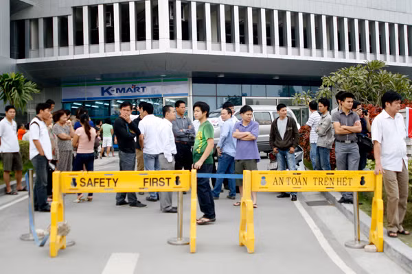 Hàng trăm người dân tụ tập phản đối việc ;àm của tòa nhà.
