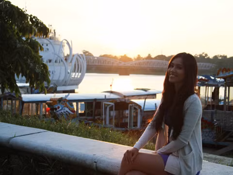 Hoàng My đẹp duyên dáng bên bờ sông Hương khi hoàng hôn