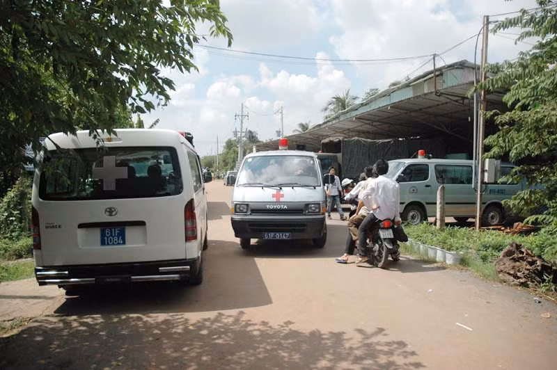 Xe cứu thương sẵn sàng đưa nạn nhân đi bệnh viện. Ảnh: Quang Phương
