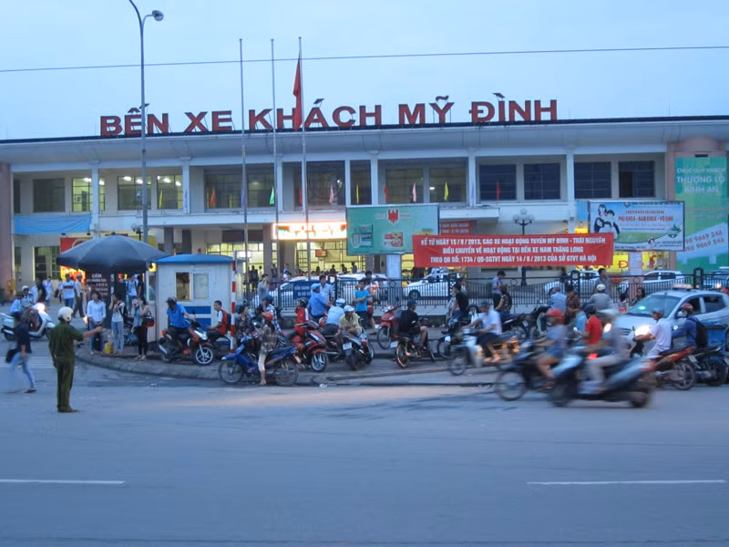 Lực lượng CSGT phân làn giảm ách tắc trước cổng bến xe