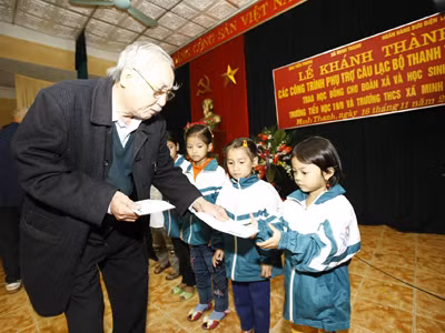 Bí thư Đoàn thanh niên Tập đoàn VNPT Phan Hoài Nam (trái) cùng lãnh đạo báo Tiền Phong, Tỉnh Đoàn Tuyên Quang và Xã đoàn Minh Thanh khai trương điểm truy cập internet tại CLB Thanh thiếu nhi Bản Dõn
