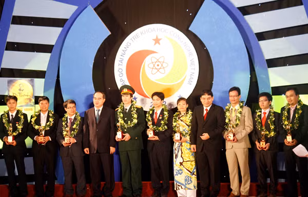10 cá nhân nhận giải thưởng Quả cầu vàng năm 2012 đều là những tài năng trẻ đã có nhiều công trình nghiên cứu khoa học có giá trị, nhiều ứng dụng thực tiễn làm ra sản phẩm thiết thực phục vụ xã hội. 10 cá nhân nhận giải thưởng Quả cầu vàng năm 2012 đều là những tài năng trẻ đã có nhiều công trình nghiên cứu khoa học có giá trị, nhiều ứng dụng thực tiễn làm ra sản phẩm thiết thực phục vụ xã hội