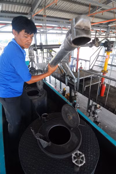 Nạp nhiên liệu vào xe bồn tại tổng kho xăng dầu Nhà Bè, TP.HCM. Doanh nghiệp đầu mối chỉ bảo đảm chất lượng xăng dầu đối với các cửa hàng trực thuộc, còn các đại lý thì... chịu! - Ảnh: Tuổi Trẻ