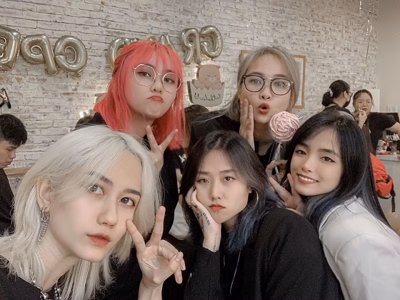 Dàn streamer, gamer hội tụ chúc mừng Linh Ngọc Đàm khai trương quán cà phê mèo ảnh 10