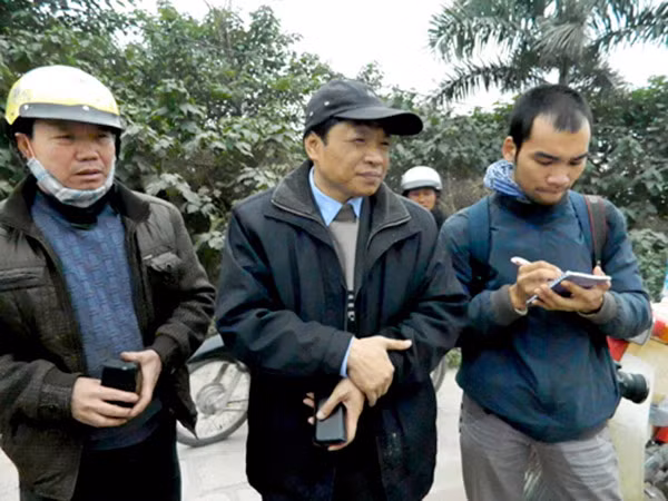 Ông Ngô Văn Linh (giữa), chủ nhân chiếc xe cháy