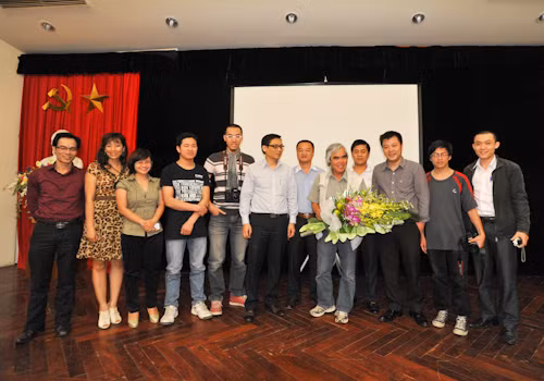 Nhiếp ảnh gia Nick Út (thứ 5 từ phải sang) chụp ảnh lưu niệm cùng Phó TBT và các phóng viên trẻ báo Tiền Phong. Ảnh: Công Khanh. Nhiếp ảnh gia Nick Út (thứ 5 từ phải sang) chụp ảnh lưu niệm cùng Phó TBT và các phóng viên trẻ báo Tiền Phong. Ảnh: Công Khanh