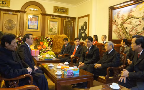 Nguyên Tổng Bí thư trò chuyện với các đồng chí lãnh đạo trong đoàn đến thăm và chúc tết. Ảnh: T.Đ
