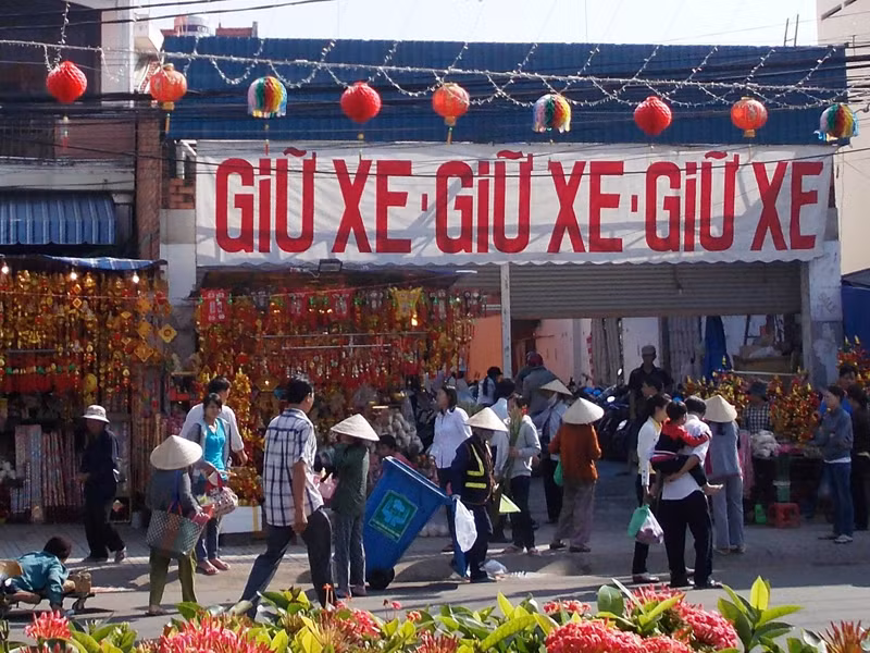 Ăn xin, giữ xe chặt chém trước cổng chùa Bà ở Bình Dương Ảnh: S.N