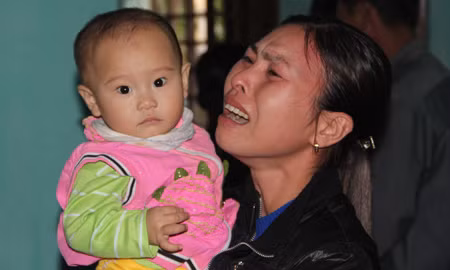 Chị Nguyễn Thị Giang khóc nức nở. Ngày mẹ mất tích, chị mới tròn 16 tuổi