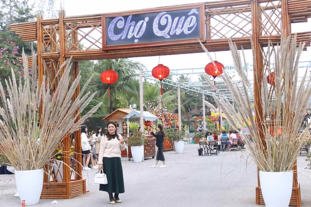 Du khách dạo chơi giữa không gian xuân muôn màu Du khách dạo chơi giữa không gian xuân muôn màu